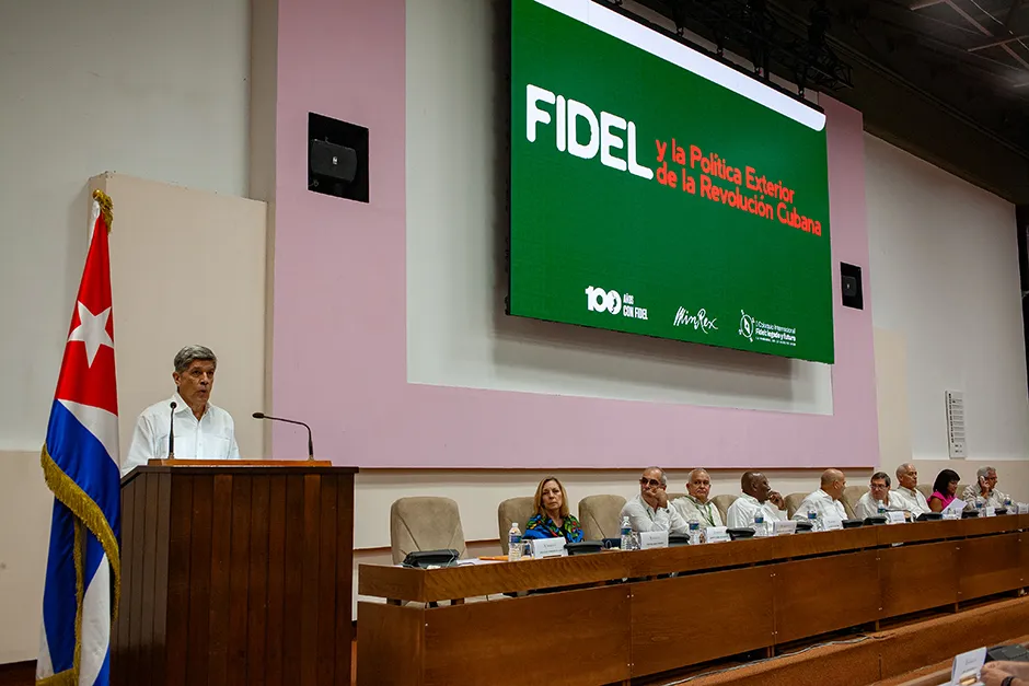 8 12 foro Fidel y la politica exterior